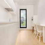 Oura - Designer With Private Parking & Ac