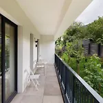 Oura - Designer With Private Parking & Ac