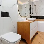 Oura - Designer With Private Parking & Ac Brașov