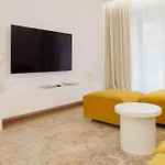 Oura - Designer With Private Parking & Ac *