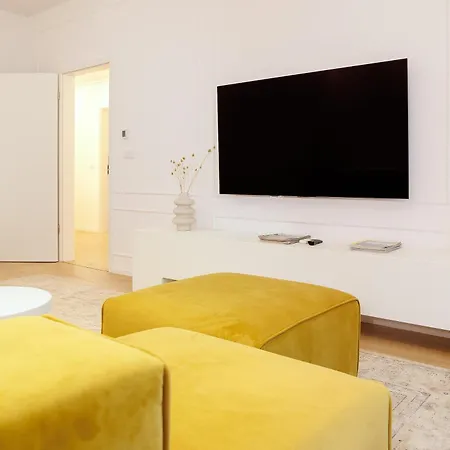 Oura - Designer With Private Parking & Ac Apartman