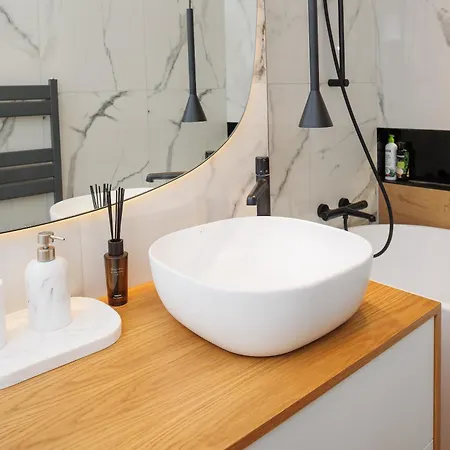 Oura - Designer With Private Parking & Ac Apartamento Braşov