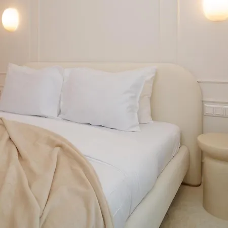 Oura - Designer With Private Parking & Ac *