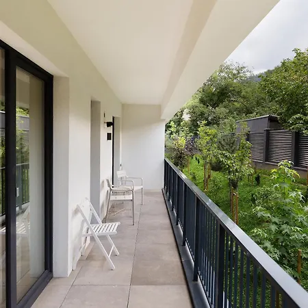 Oura - Designer With Private Parking & Ac