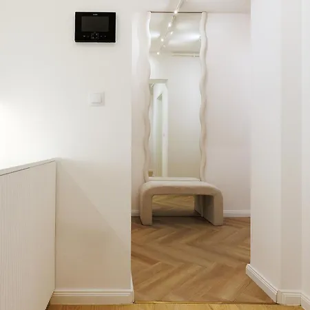 Oura - Designer With Private Parking & Ac Apartamento Braşov