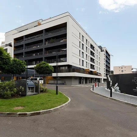 Oura - Designer With Private Parking & Ac Brassó