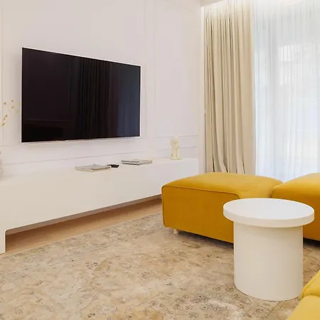 Oura - Designer With Private Parking & Ac *