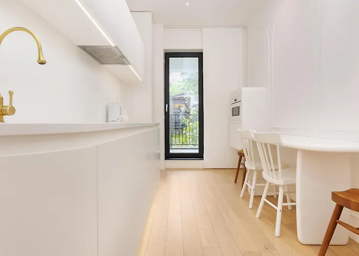 Oura - Designer With Private Parking & Ac