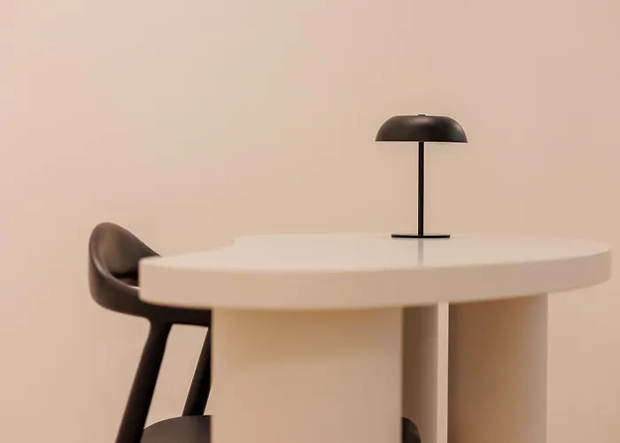 Oura - Designer With Private Parking & Ac Brassó