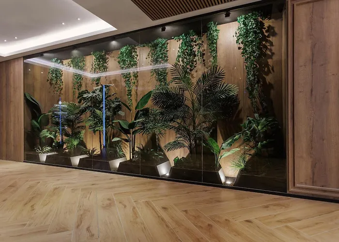 Oura - Designer With Private Parking & Ac Brassó