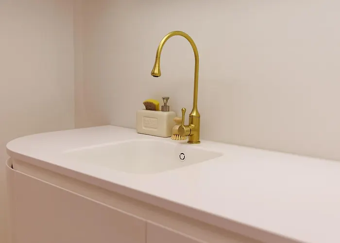 Oura - Designer With Private Parking & Ac * Brassó