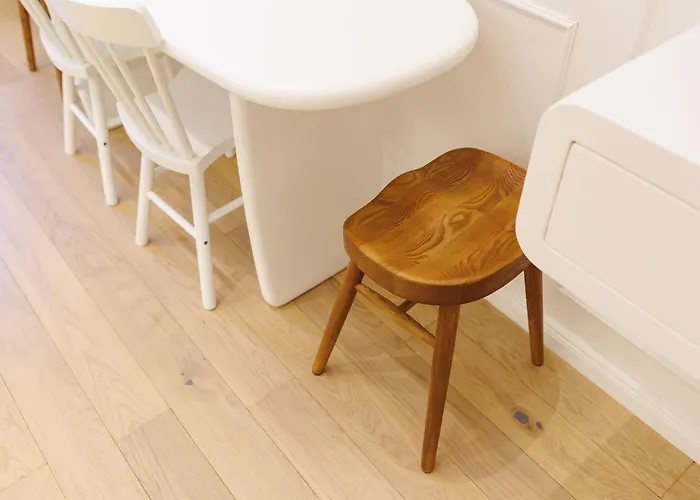 Oura - Designer With Private Parking & Ac *