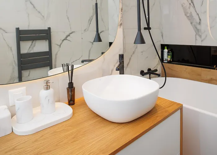 Oura - Designer With Private Parking & Ac Appartement Braşov