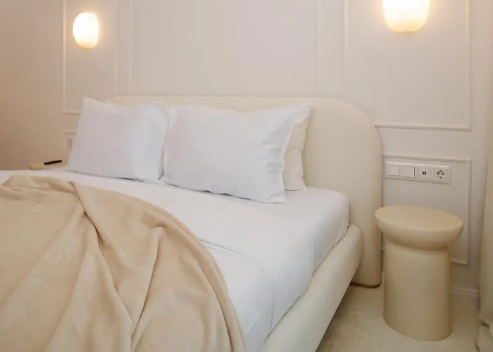 Oura - Designer With Private Parking & Ac *