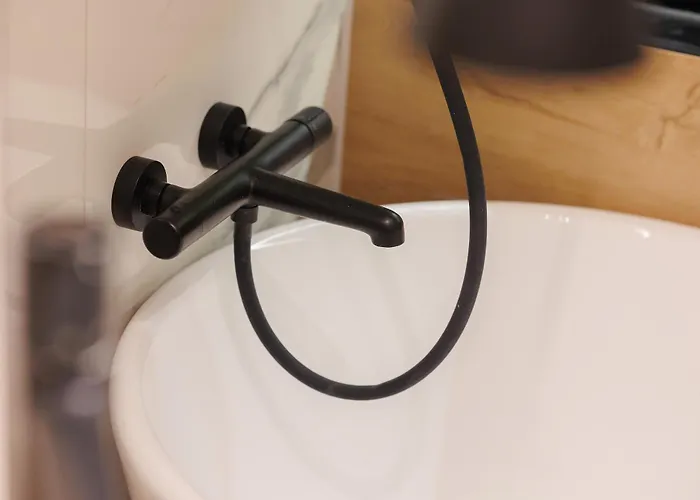 Oura - Designer With Private Parking & Ac Brassó