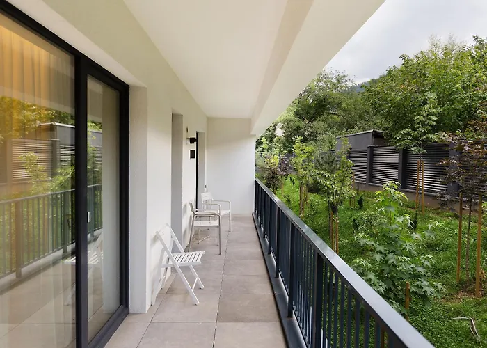 Oura - Designer With Private Parking & Ac