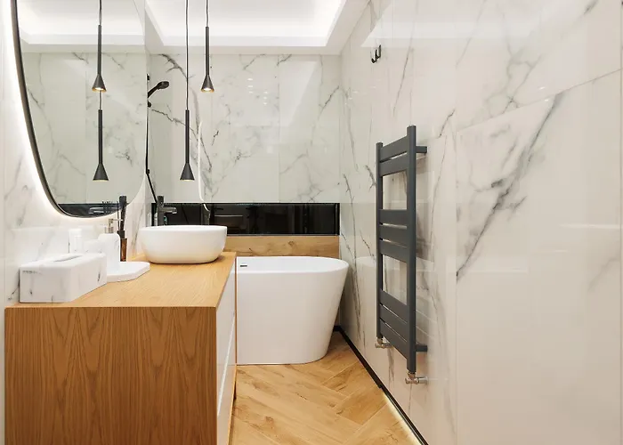 Oura - Designer With Private Parking & Ac *