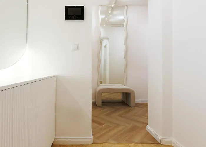 Oura - Designer With Private Parking & Ac Apartman Brassó