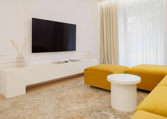 Oura - Designer With Private Parking & Ac *